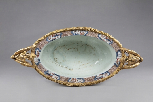 Elegante cache-pot in porcellana policroma e bronzo dorato, Giappone, XIX secolo  