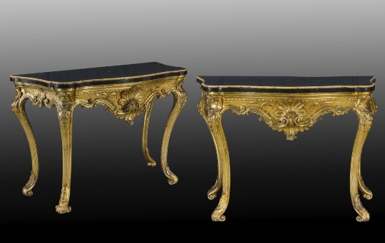 Elegante coppia di consoles, XVIII secolo 