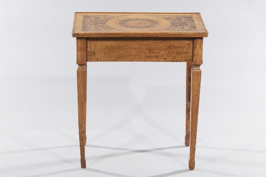Tavolino, fine del XVIII secolo 