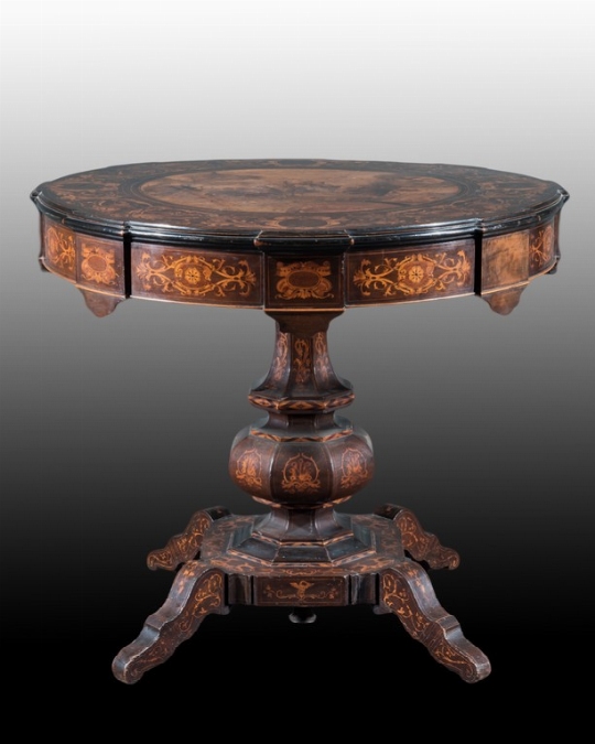 Tavolino intarsiato in legni diversi, XIX secolo 