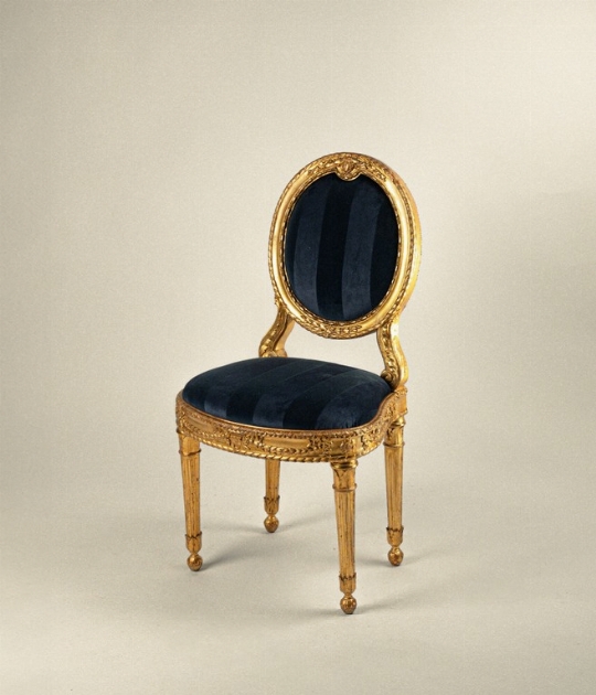 Quattro sedie in legno scolpito e dorato 