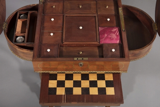 Tavolino da lavoro e da gioco, seconda metà del XIX secolo 