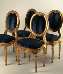 Quattro sedie in legno scolpito e dorato