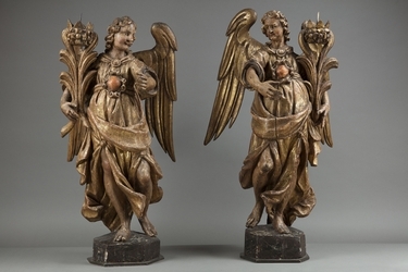 Coppia di angeli reggicero, XVII secolo 